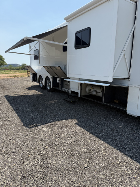 Used 2011 Showhauler 45’ Tandem Axle Motorcoach