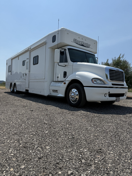 Used 2011 Showhauler 45’ Tandem Axle Motorcoach