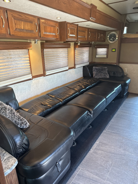 Used 2011 Showhauler 45’ Tandem Axle Motorcoach