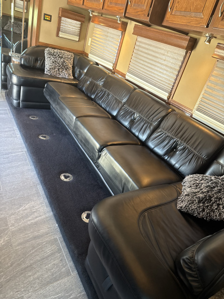 Used 2011 Showhauler 45’ Tandem Axle Motorcoach