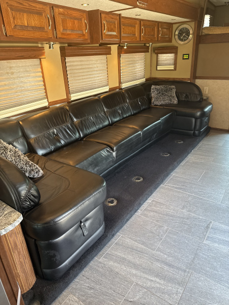 Used 2011 Showhauler 45’ Tandem Axle Motorcoach