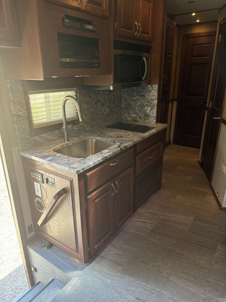 Used 2011 Showhauler 45’ Tandem Axle Motorcoach