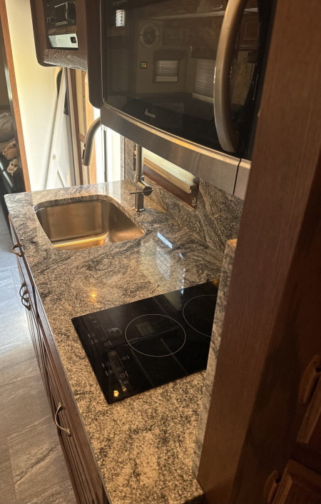 Used 2011 Showhauler 45’ Tandem Axle Motorcoach