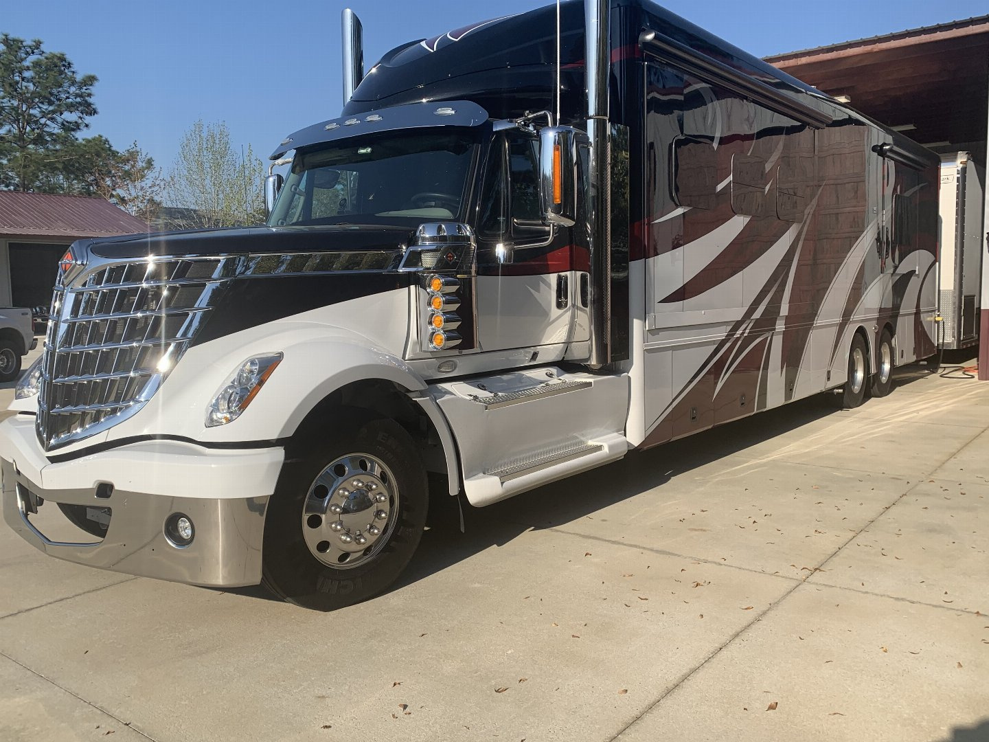 Used 2018 Showhauler 45’ Motorcoach