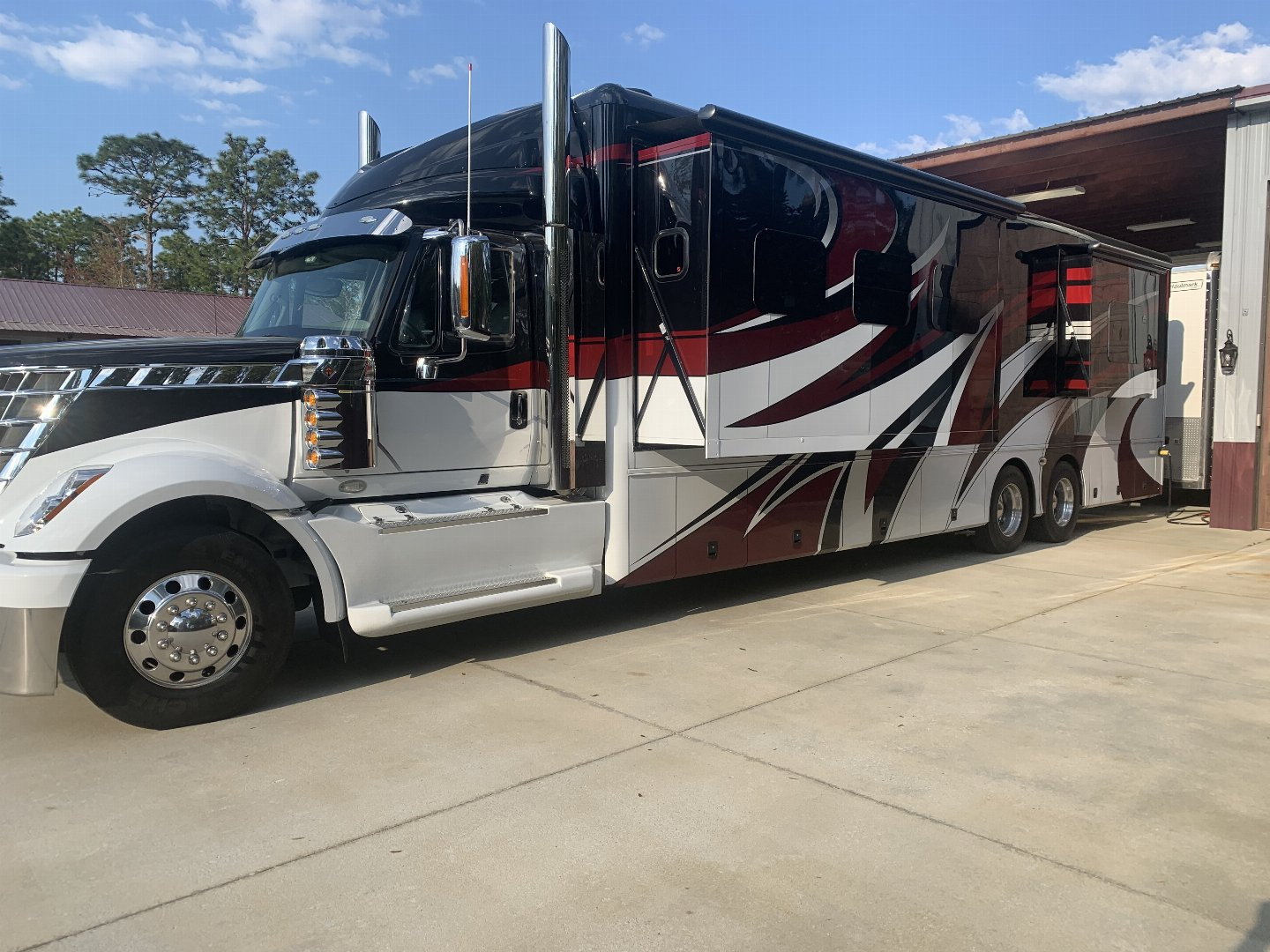 Used 2018 Showhauler 45’ Motorcoach