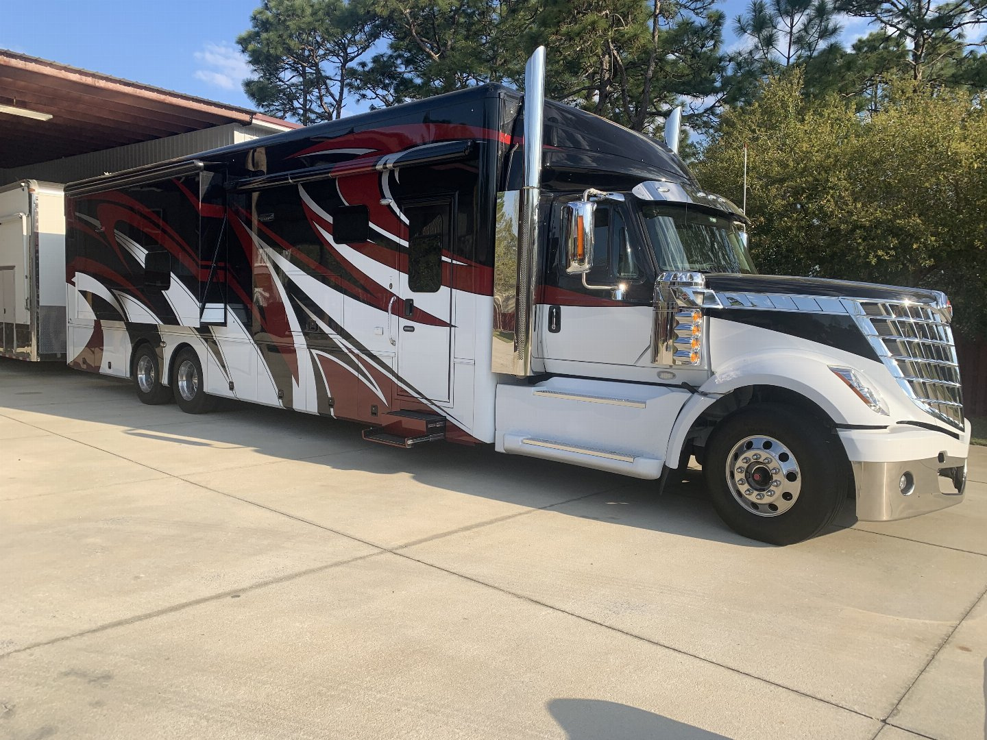 Used 2018 Showhauler 45’ Motorcoach