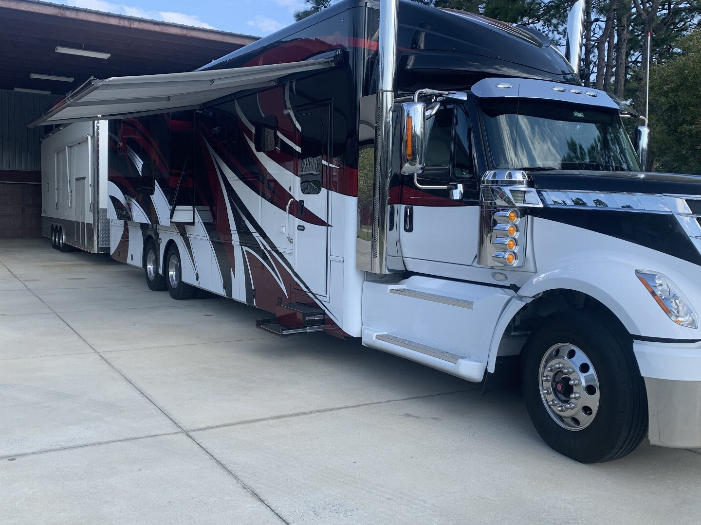 Used 2018 Showhauler 45’ Motorcoach