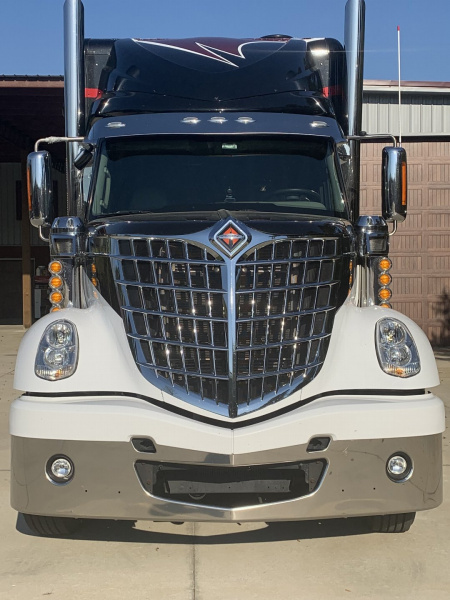 Used 2018 Showhauler 45’ Motorcoach