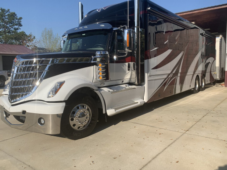 Used 2018 Showhauler 45’ Motorcoach