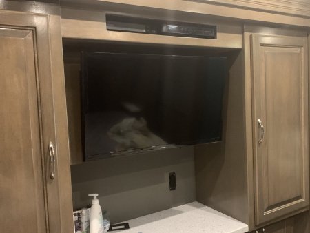 Used 2018 Showhauler 45’ Motorcoach