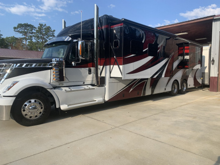Used 2018 Showhauler 45’ Motorcoach