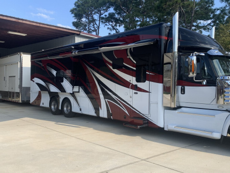 Used 2018 Showhauler 45’ Motorcoach