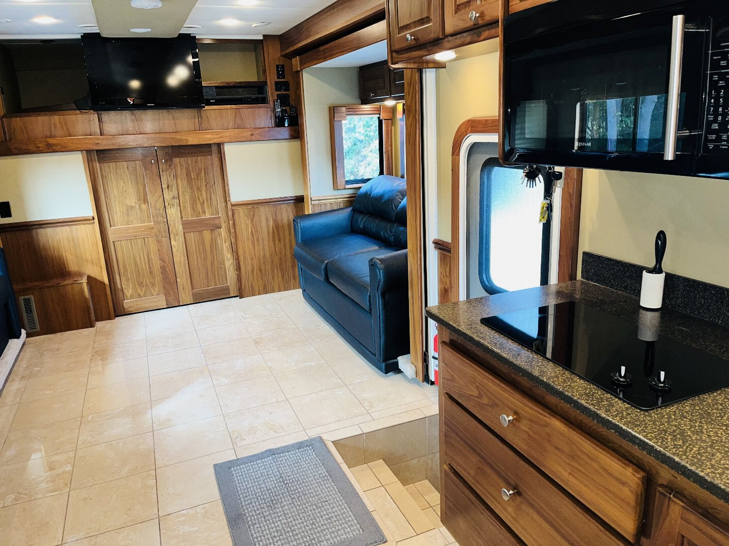 Used 2010 Chariot 45’ Tandem Axle Motorcoach