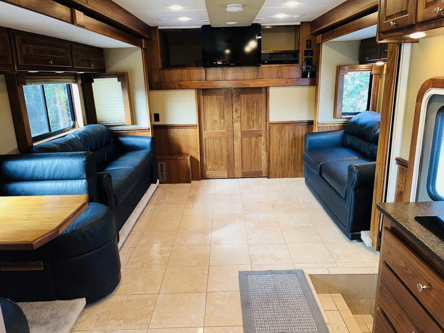 Used 2010 Chariot 45’ Tandem Axle Motorcoach