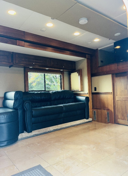 Used 2010 Chariot 45’ Tandem Axle Motorcoach