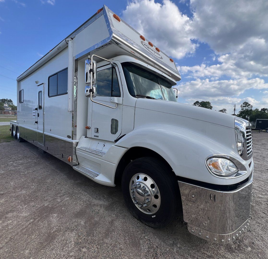 Used 2004 Renegade Tandem Axle Toter 23’ Box w/ Rear Bedroom