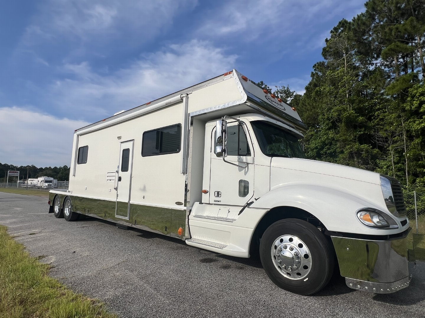 Used 2004 Renegade Tandem Axle Toter 23’ Box w/ Rear Bedroom