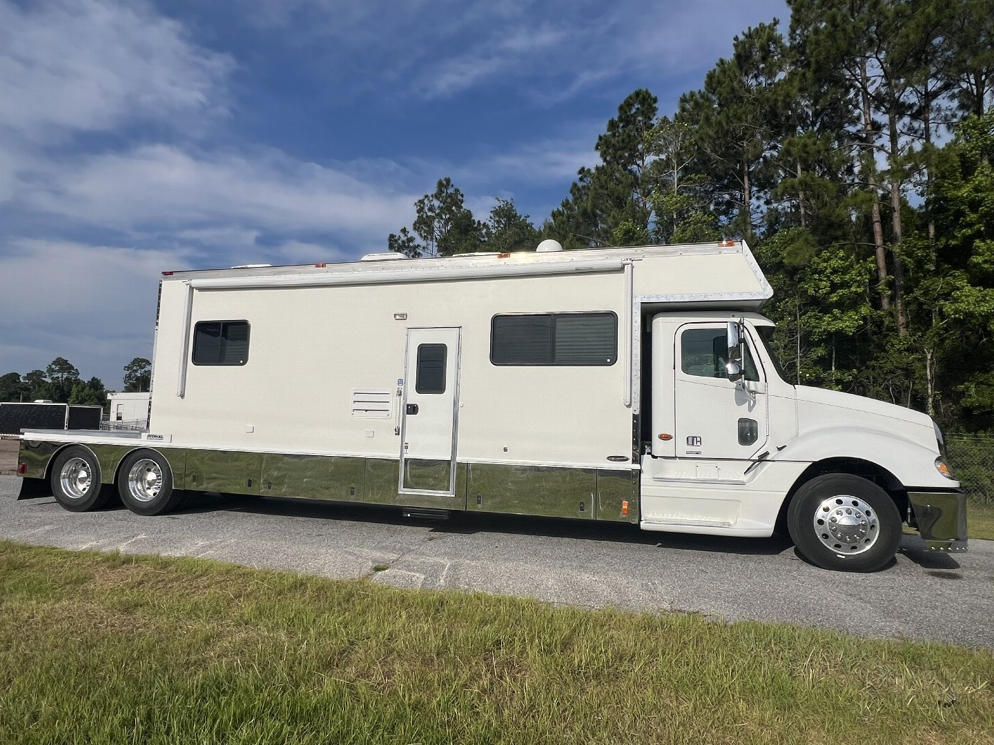 Used 2004 Renegade Tandem Axle Toter 23’ Box w/ Rear Bedroom