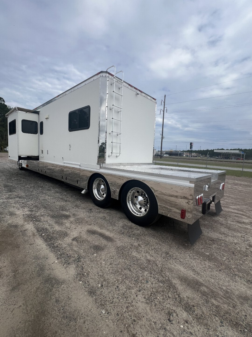 Used 2004 Renegade Tandem Axle Toter 23’ Box w/ Rear Bedroom