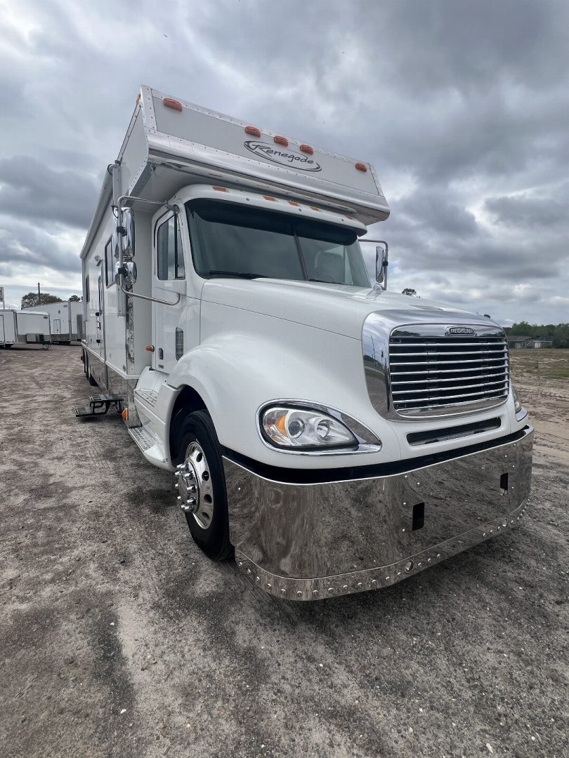 Used 2004 Renegade Tandem Axle Toter 23’ Box w/ Rear Bedroom