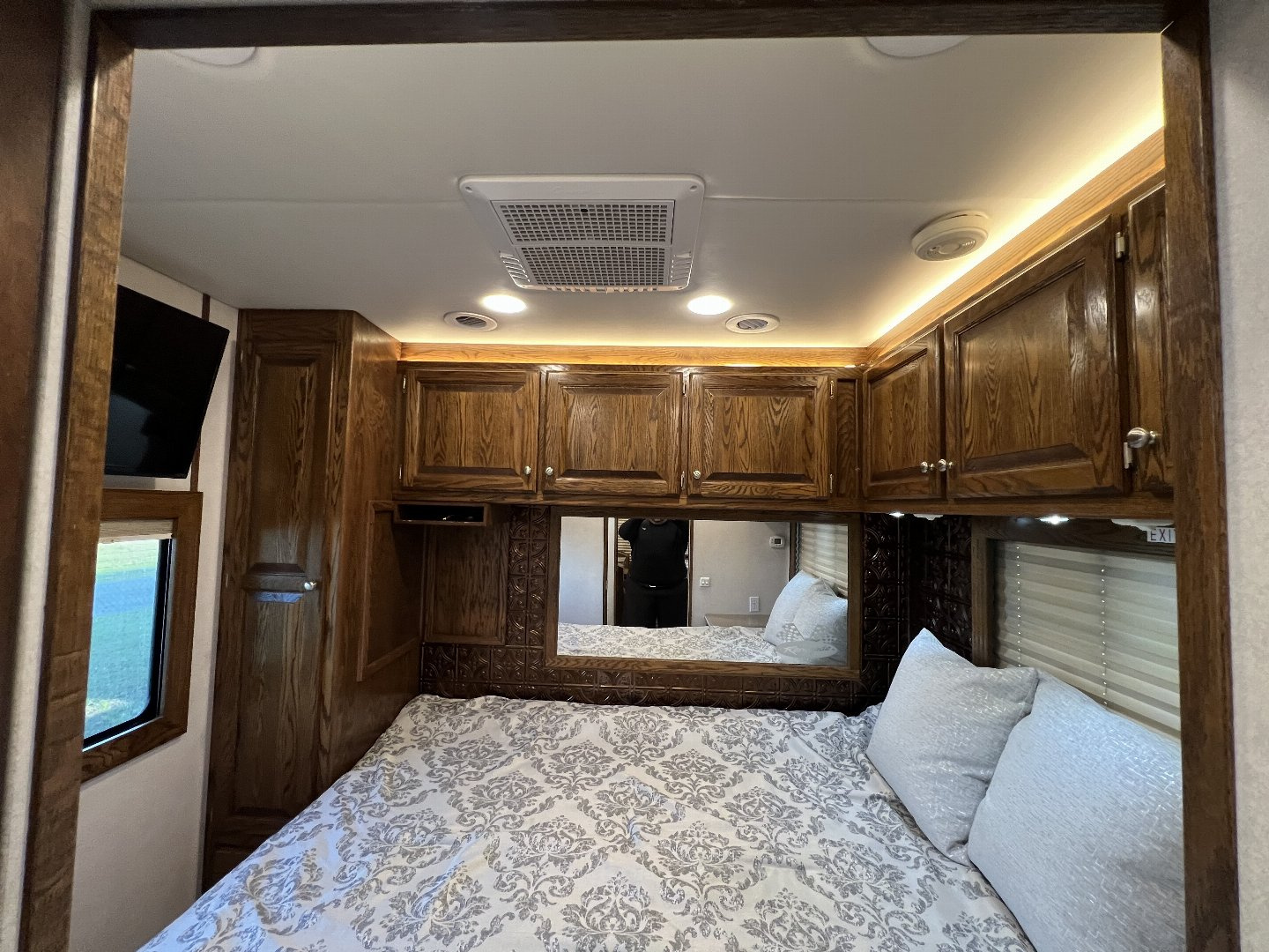 Used 2004 Renegade Tandem Axle Toter 23’ Box w/ Rear Bedroom