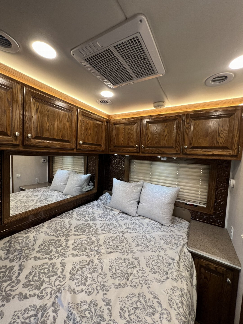 Used 2004 Renegade Tandem Axle Toter 23’ Box w/ Rear Bedroom