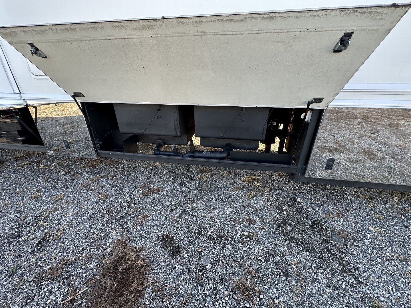Used 2004 Renegade Tandem Axle Toter 23’ Box w/ Rear Bedroom