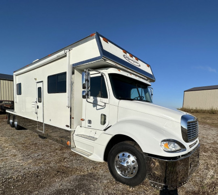 Used 2004 Renegade Tandem Axle Toter 23’ Box w/ Rear Bedroom
