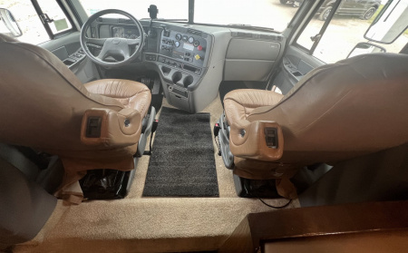 Used 2004 Renegade Tandem Axle Toter 23’ Box w/ Rear Bedroom