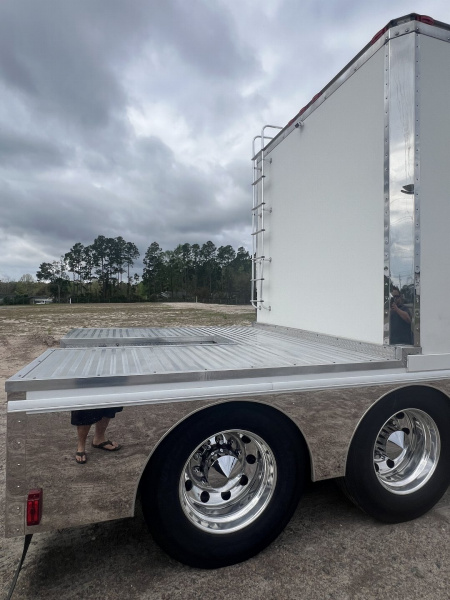 Used 2004 Renegade Tandem Axle Toter 23’ Box w/ Rear Bedroom