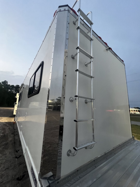 Used 2004 Renegade Tandem Axle Toter 23’ Box w/ Rear Bedroom