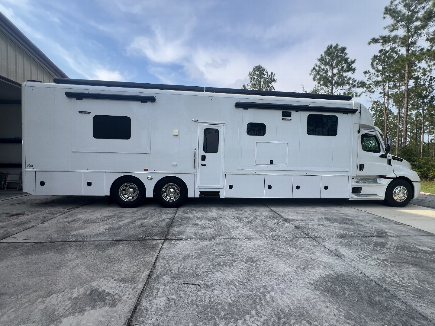 2024 Showhauler photo 2