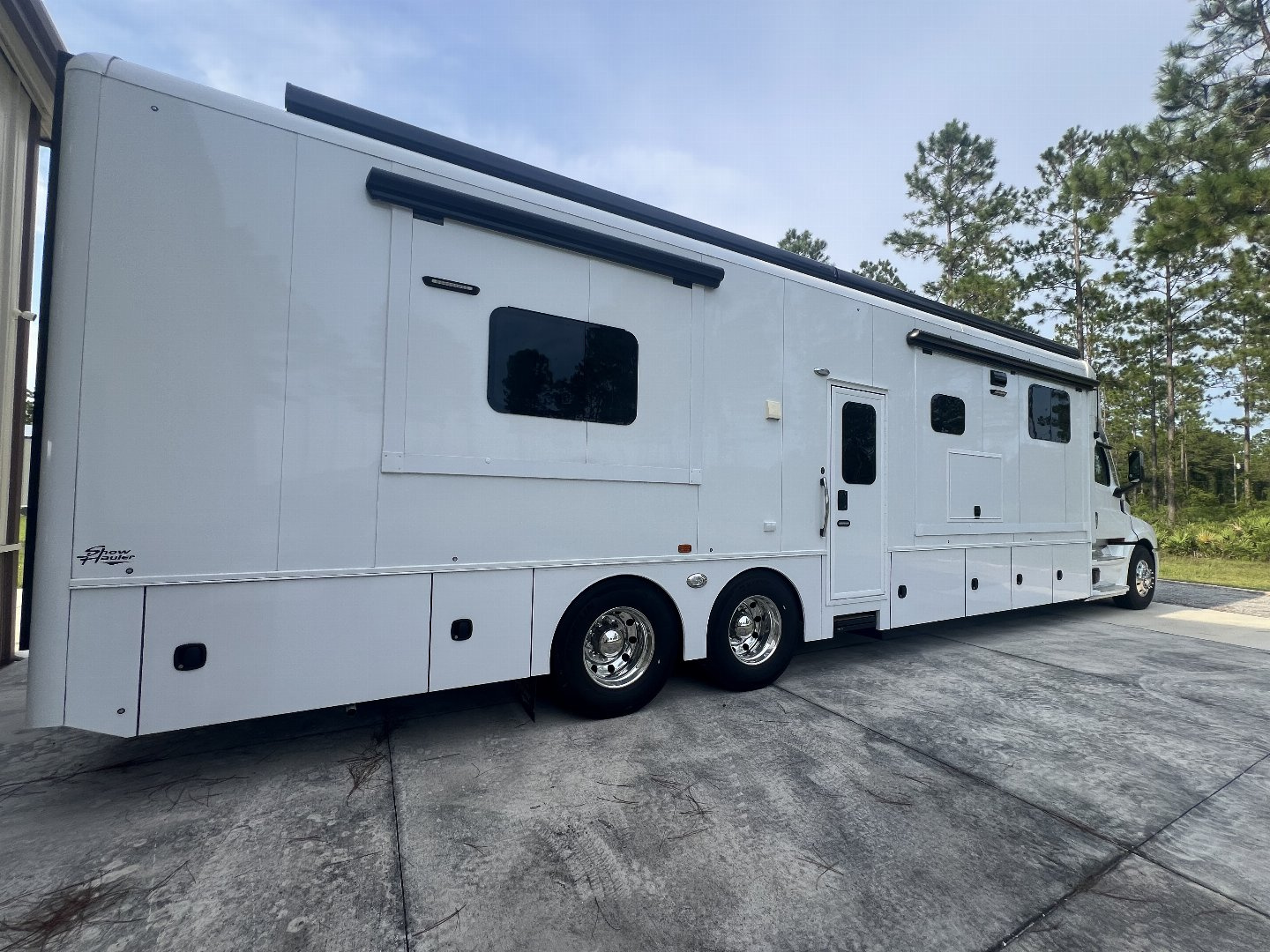 2024 Showhauler photo 3