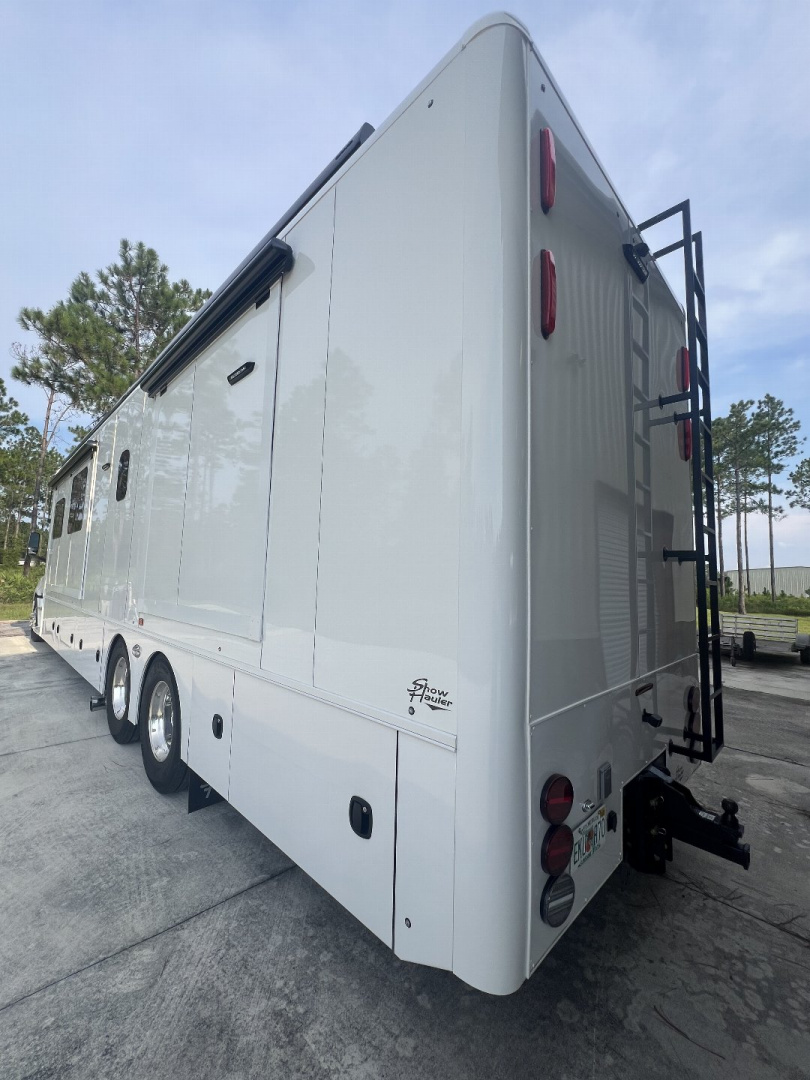 2024 Showhauler photo 9