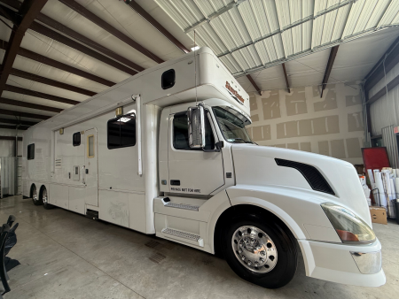 Used 2010 Showhauler 45’ Tandem Axle Motorcoach