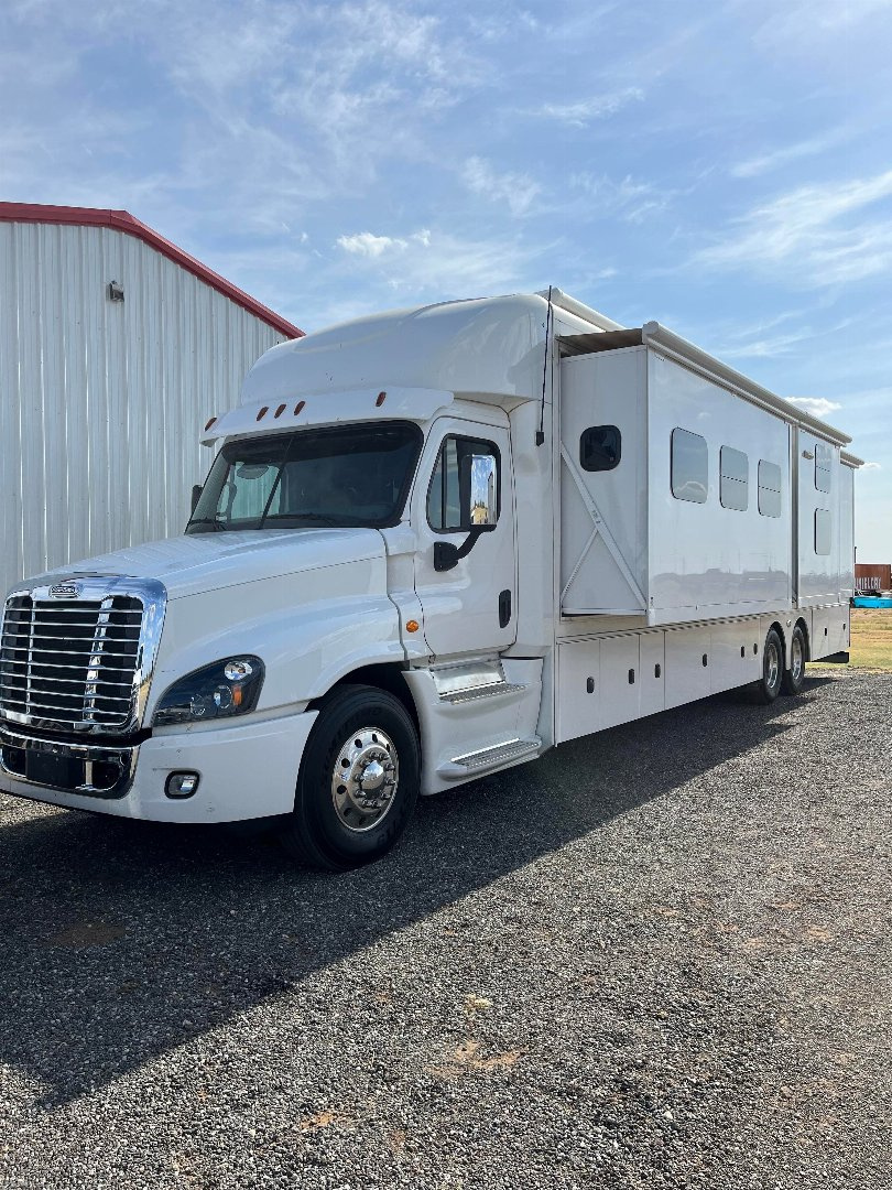 2017 Showhauler photo 4