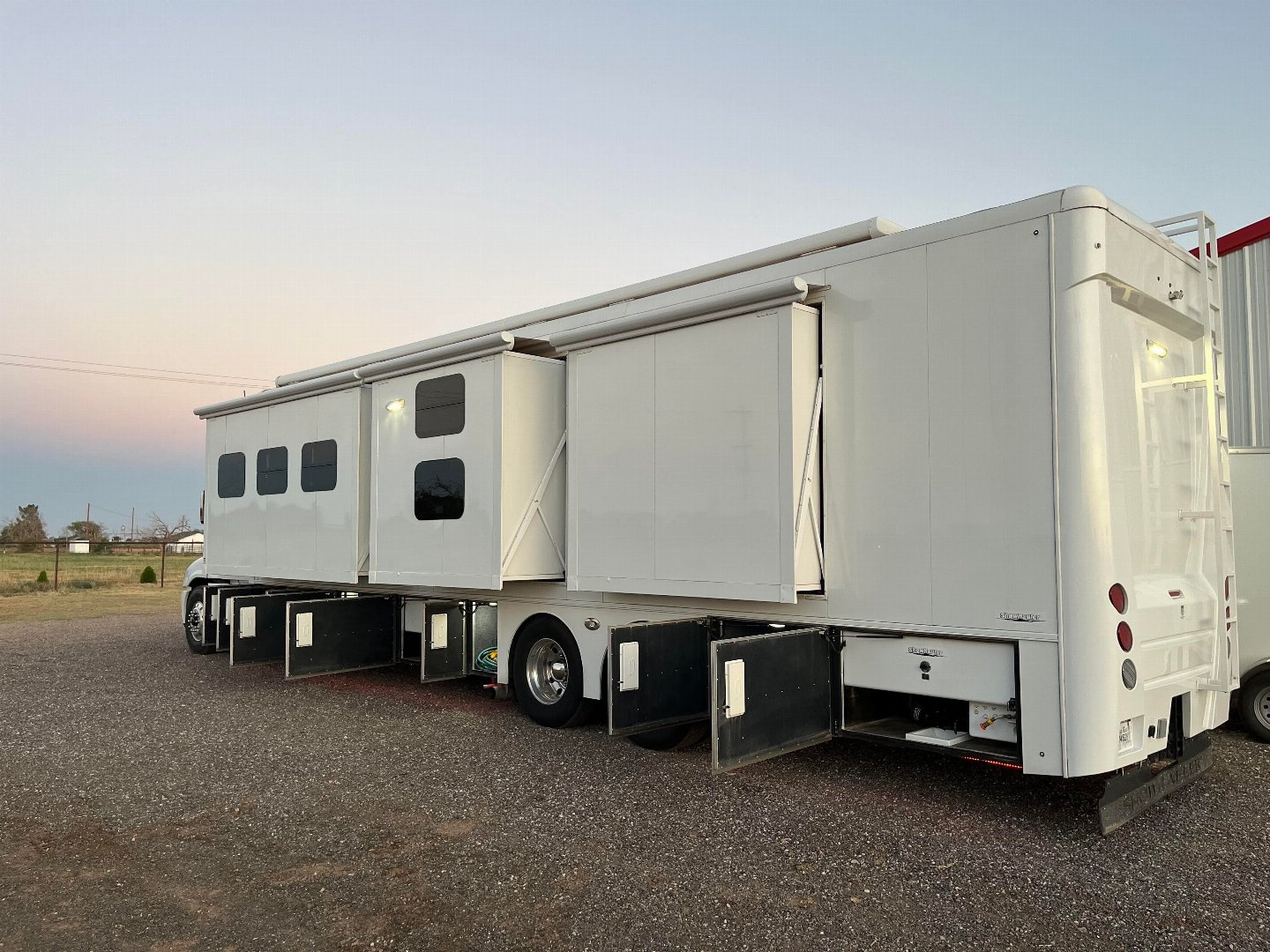 2017 Showhauler photo 5