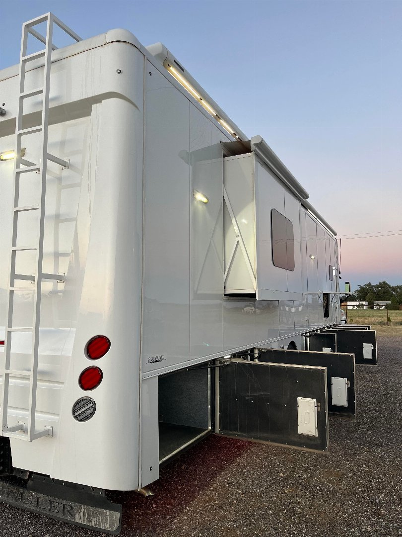 2017 Showhauler photo 6