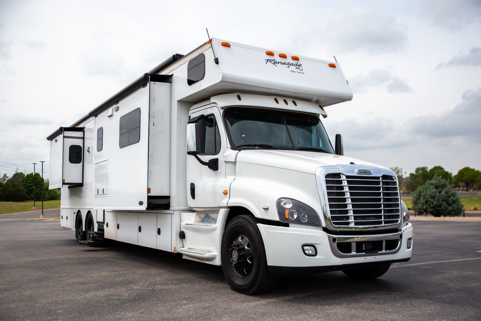 Used 2020 Renegade 45’ Tandem Axle Motorcoach