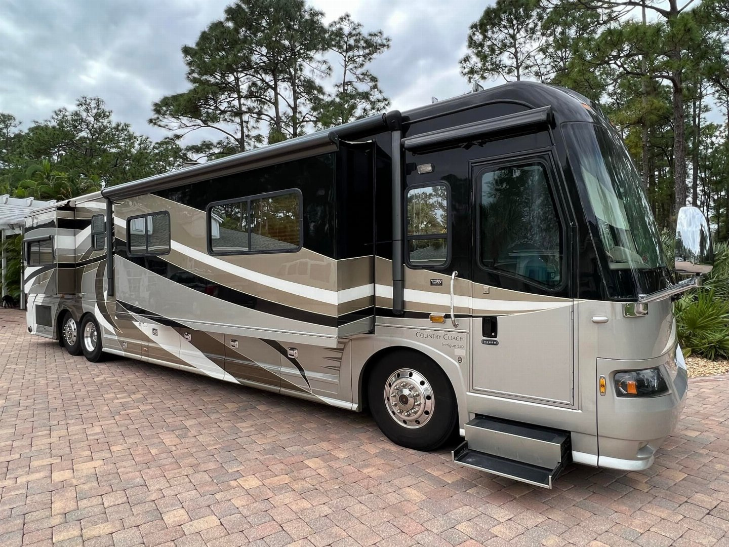 Used 2008 Country Coach 45’ Class A Diesel Pusher