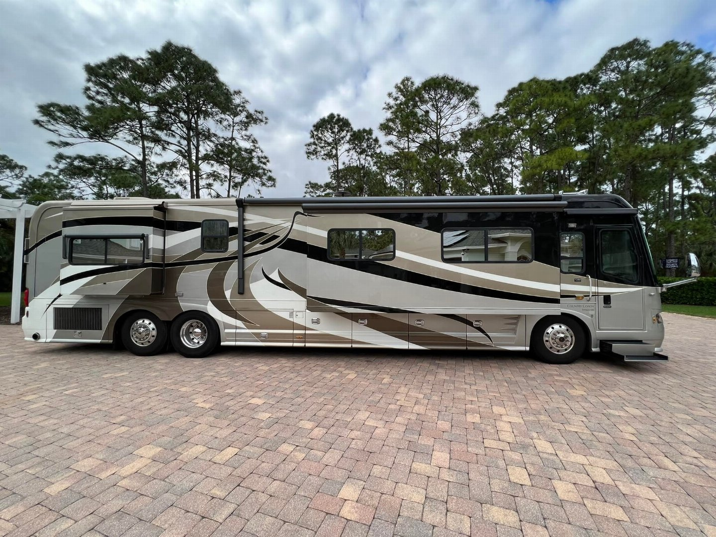 Used 2008 Country Coach 45’ Class A Diesel Pusher