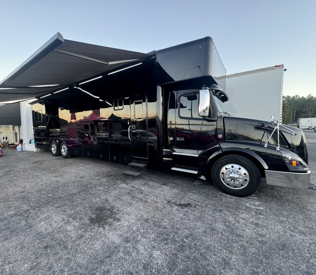 Used 2015 Show Hauler 45’ Tandem Axle Motorcoach