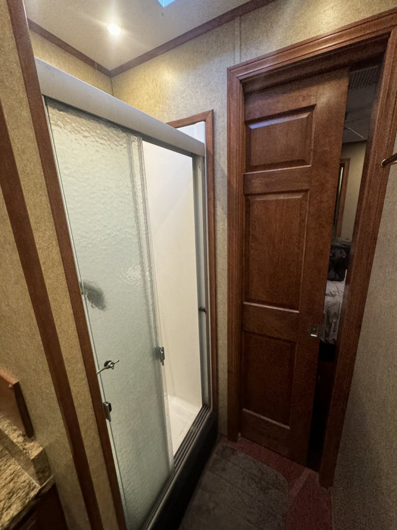 Used 2015 Show Hauler 45’ Tandem Axle Motorcoach