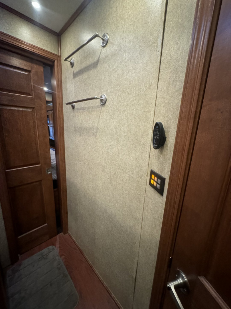 Used 2015 Show Hauler 45’ Tandem Axle Motorcoach