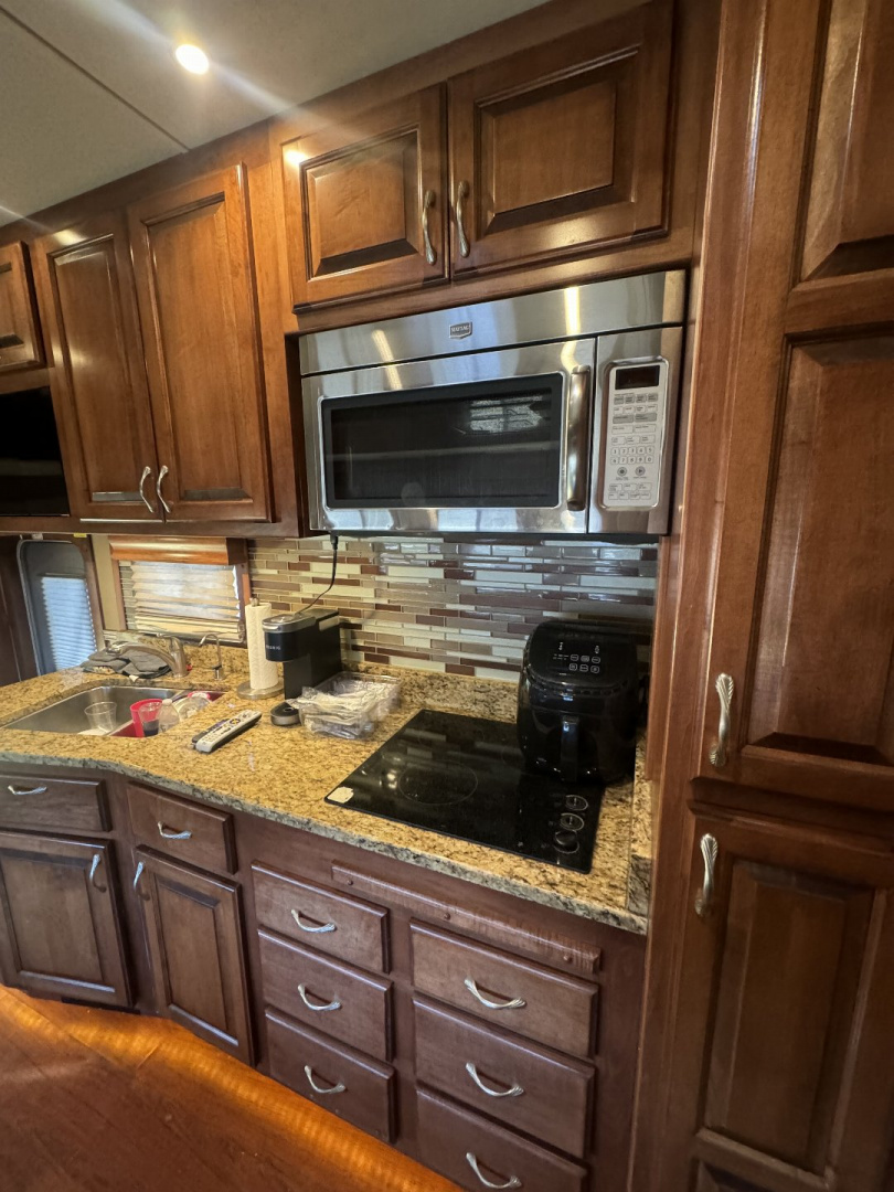 Used 2015 Show Hauler 45’ Tandem Axle Motorcoach