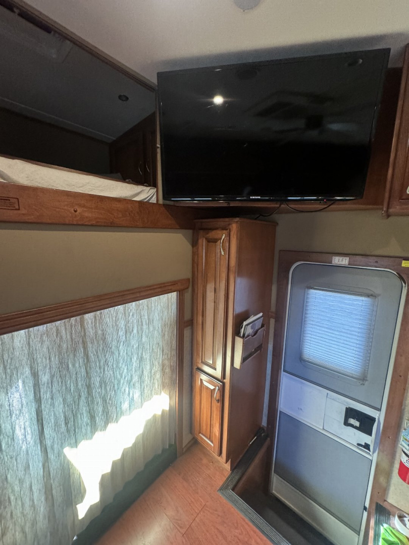 Used 2015 Show Hauler 45’ Tandem Axle Motorcoach