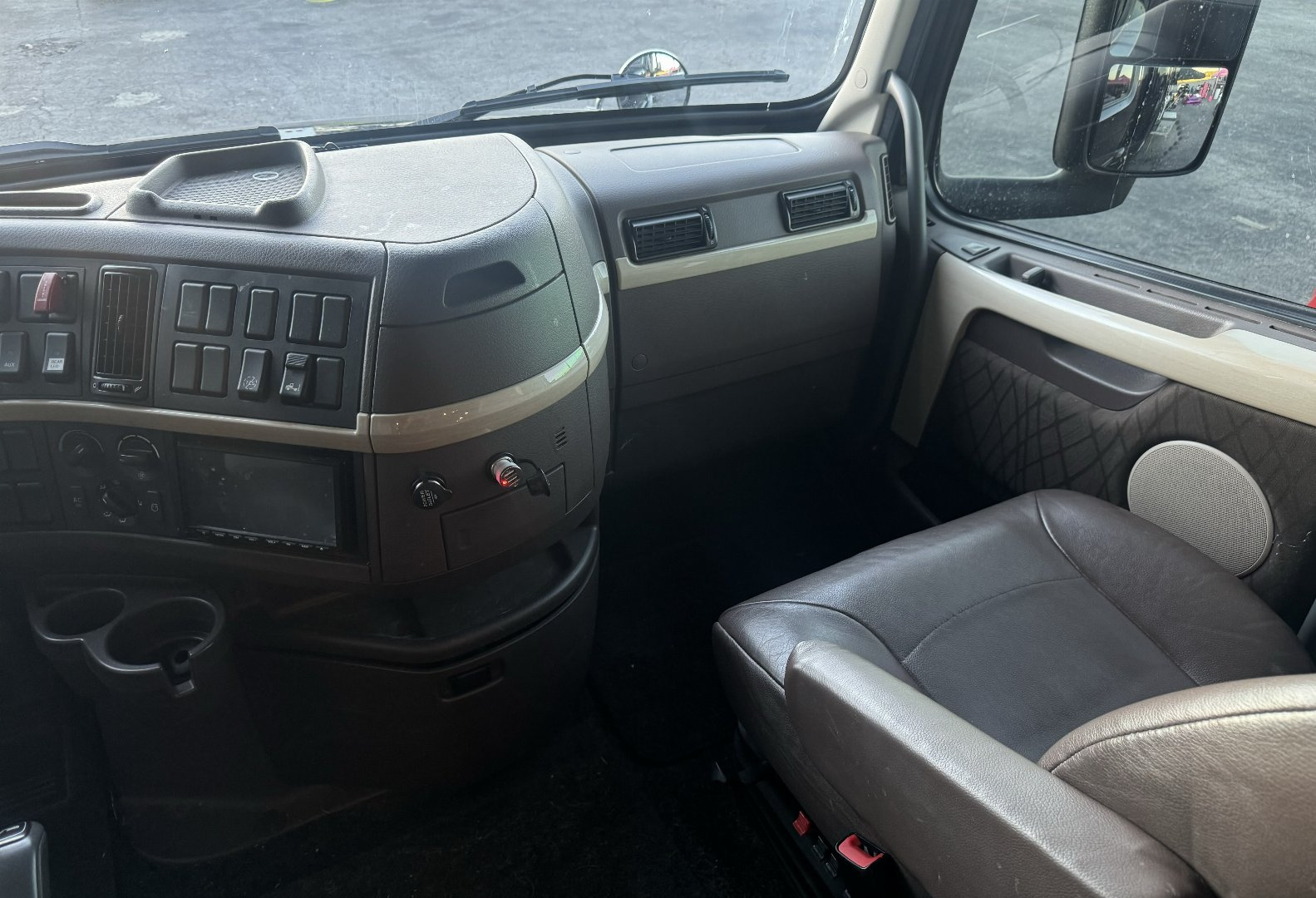 Used 2015 Show Hauler 45’ Tandem Axle Motorcoach