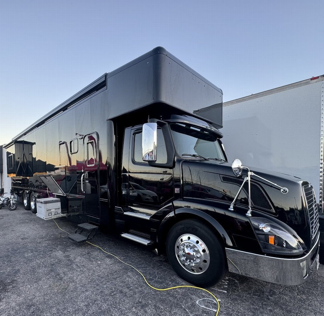 Used 2015 Show Hauler 45’ Tandem Axle Motorcoach