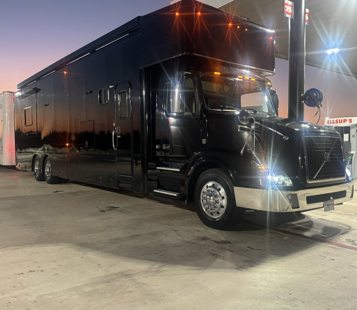 Used 2015 Show Hauler 45’ Tandem Axle Motorcoach