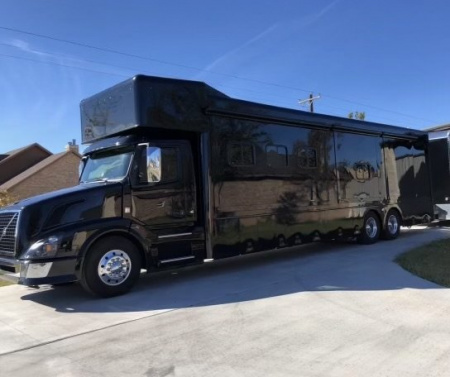 Used 2015 Show Hauler 45’ Tandem Axle Motorcoach
